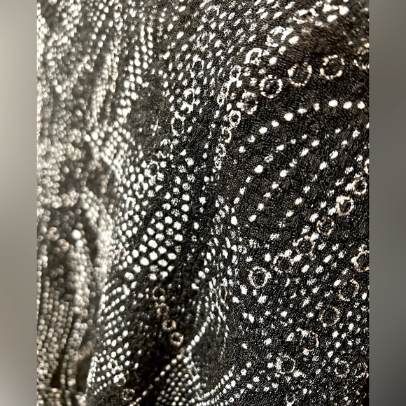 Peter Nygard 3/4 Sleeve Pullover Stretchy Top Black with White and Silver - Picture 4 of 5